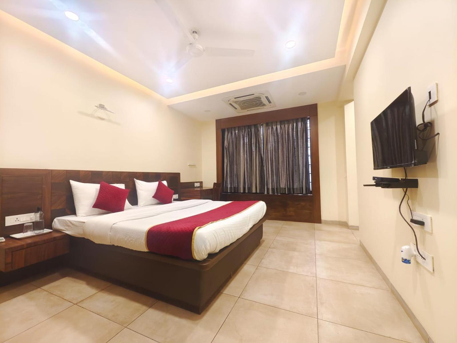 Sun Solitaire Pune Exterior foto